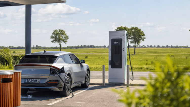 Elbil lader ved en offentlig 360 kW lynlader