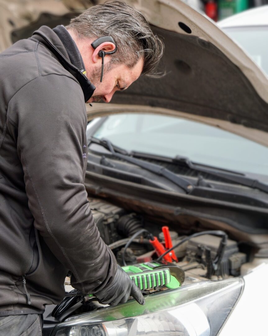 En batteritester er sat til bilen